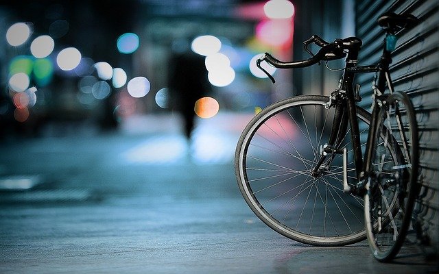 Sykkel i en by på kveldstid