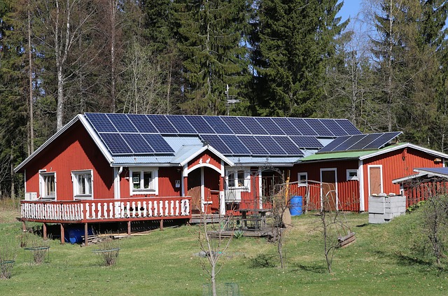 Hytte med taket dekt av solcellepanel