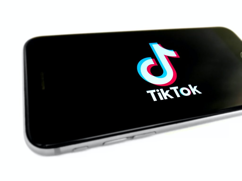 Mobil med TikTok-logo. 